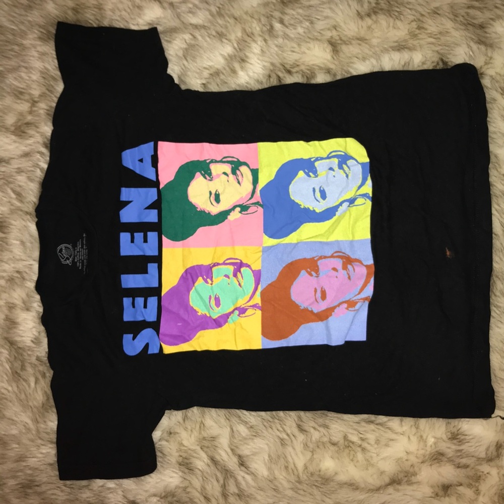 Selena Tee
